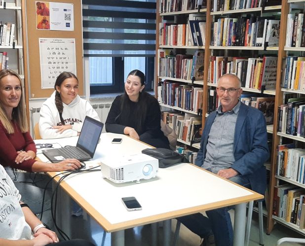 Zidne novine u Kninu na temu rock’n’rolla - Demokratizacija kulture sjećanja